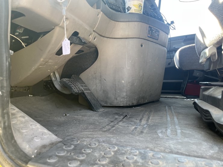 #2881-•-2018-freightliner-ca125slp-mid-roof-sleeper-truck-image-22