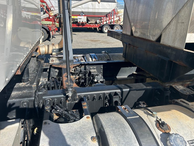 2011-mack-tender-truck-w/adams-rear-discharge-bed-auger-image-8