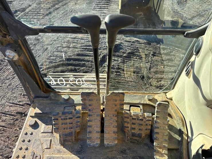 2015-case-cx300c-image-30