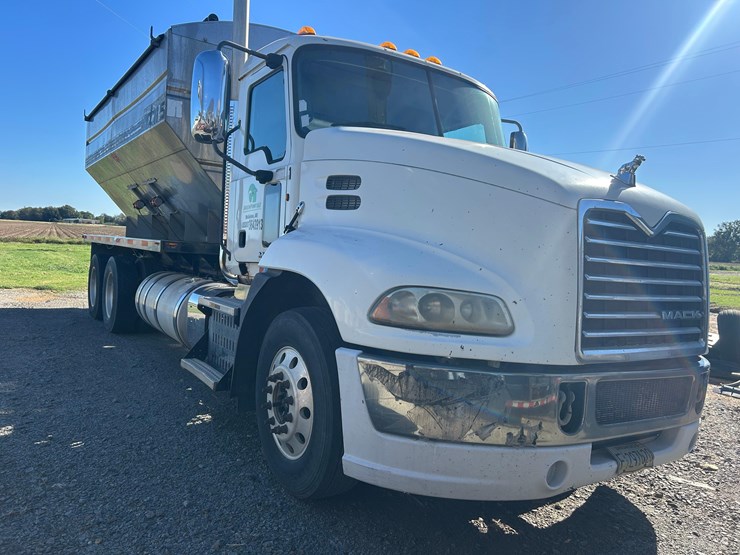 2011-mack-tender-truck-w/adams-rear-discharge-bed-auger-image-15