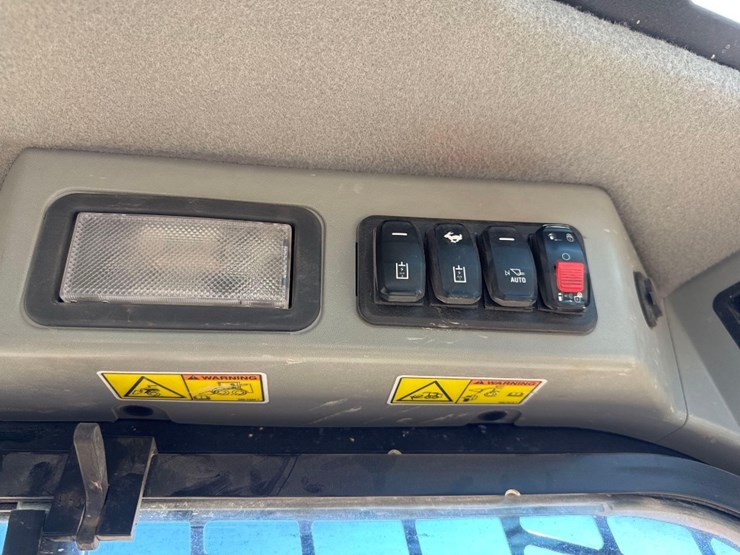 2022-caterpillar-246d3-image-26