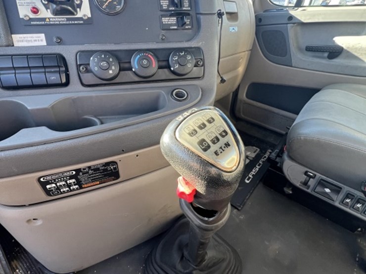 #4766-•-2010-freightliner-cascadia-day-cab-tri-axle-heavy-image-19