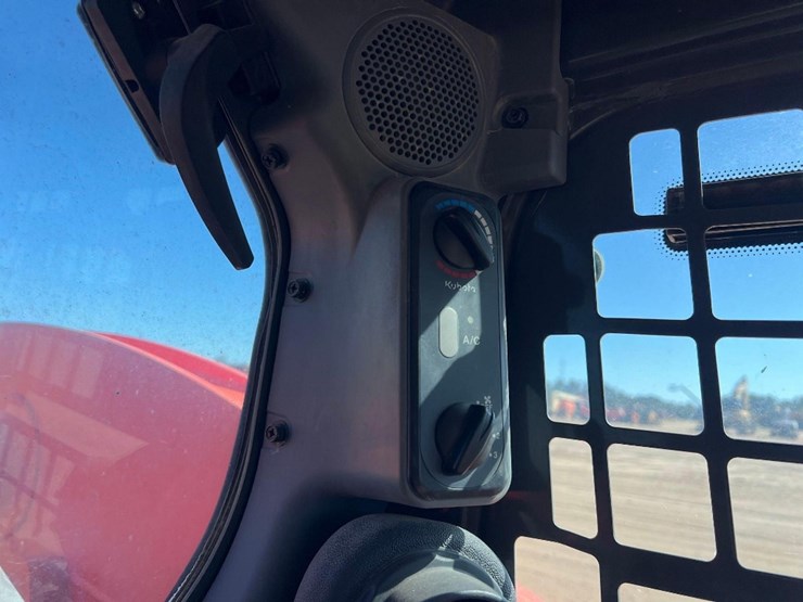 2021-kubota-ssv75-image-24