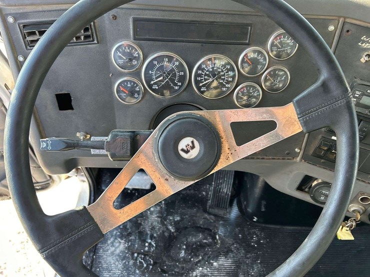 2002-western-star-4900-image-11