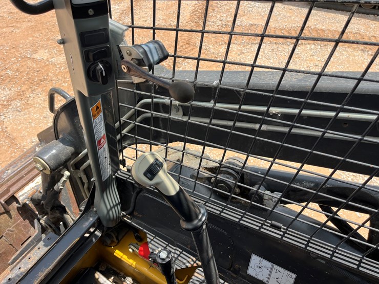 2016-new-holland-l218-image-12