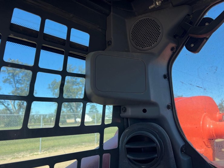 2021-kubota-ssv75-image-25