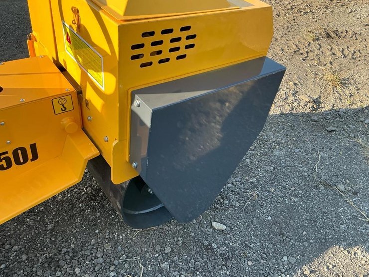 #1251-•-unused-future-ft850-ride-on-roller-image-19