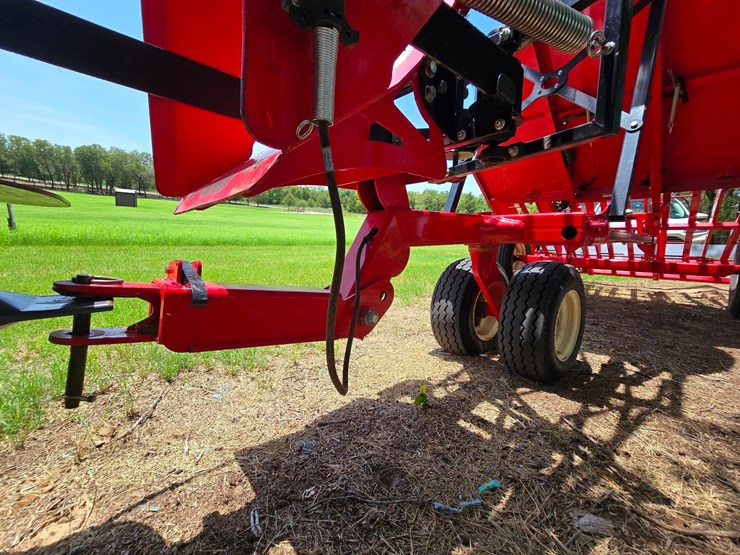 kuhns-ae10-small-square-bale-accumulator---10-bale-efficient-handling-system-image-9