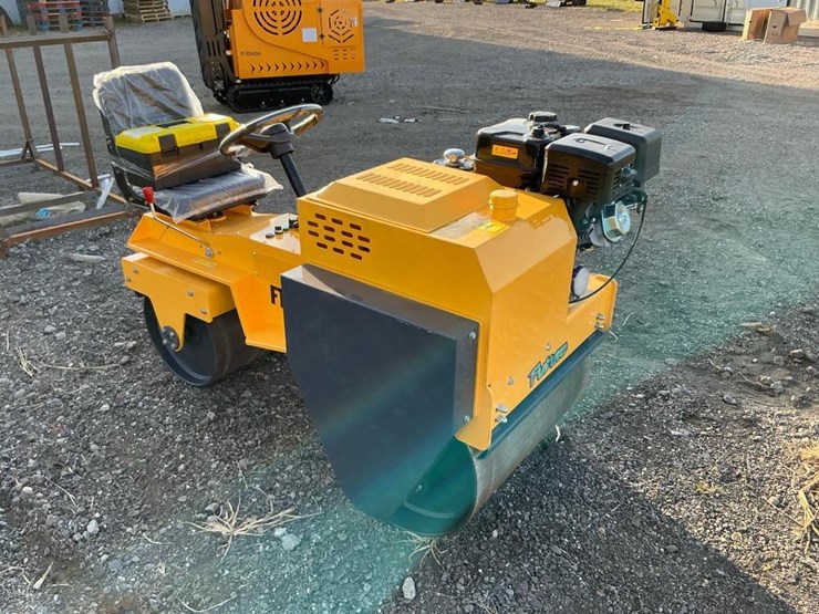 #1251-•-unused-future-ft850-ride-on-roller-image-7