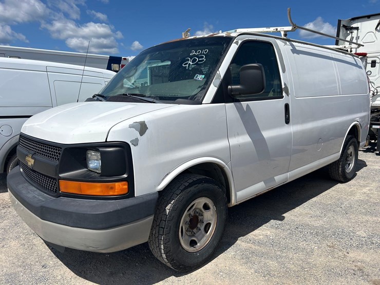 2010-chevy-express-van-image-1