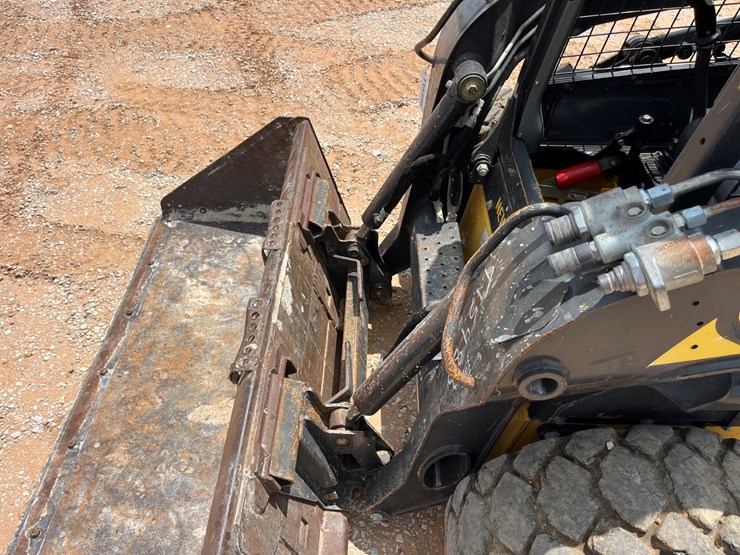 2016-new-holland-l218-image-3