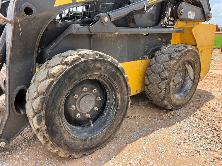 2016-new-holland-l218-image-2