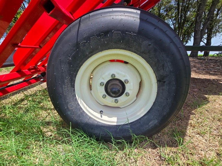 kuhns-ae10-small-square-bale-accumulator---10-bale-efficient-handling-system-image-16