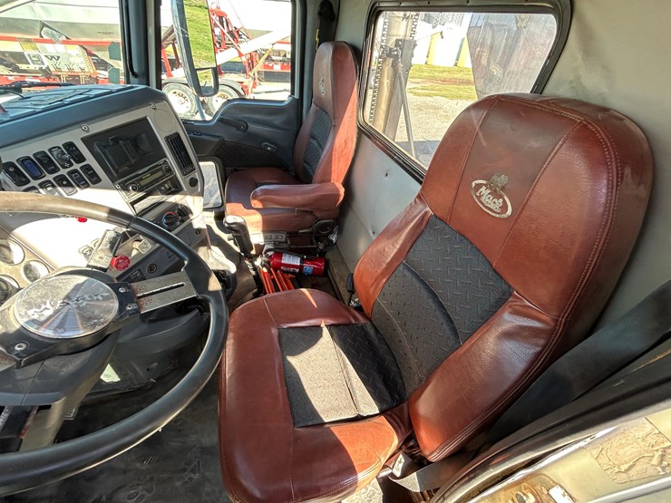 2011-mack-tender-truck-w/adams-rear-discharge-bed-auger-image-60