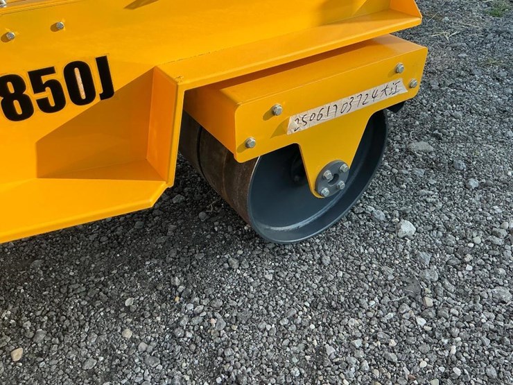 #1251-•-unused-future-ft850-ride-on-roller-image-13