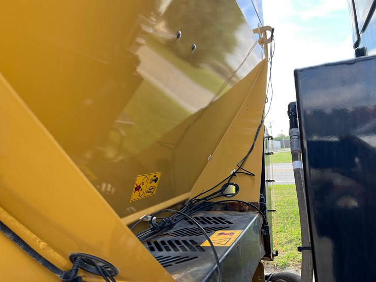 2019-terragator-7300-spinner-truck-image-33