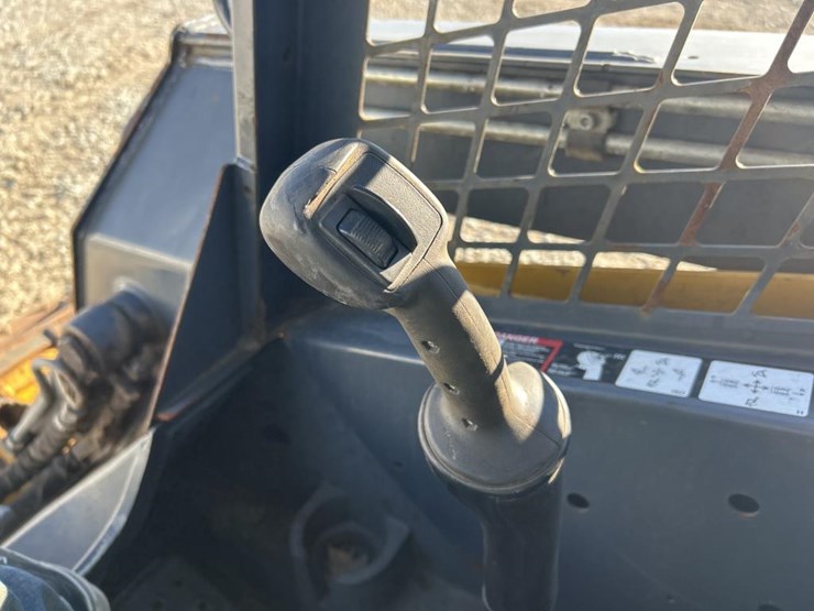 2016-deere-326e-image-39