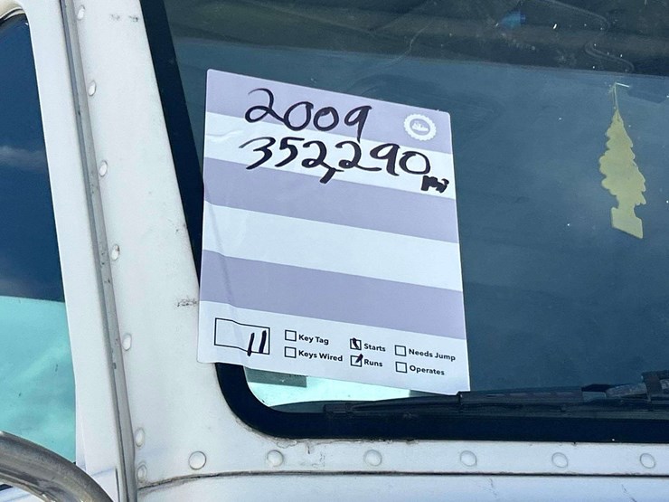 2009-peterbilt-335-image-24