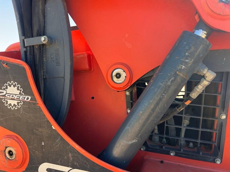 2021-kubota-ssv75-image-16