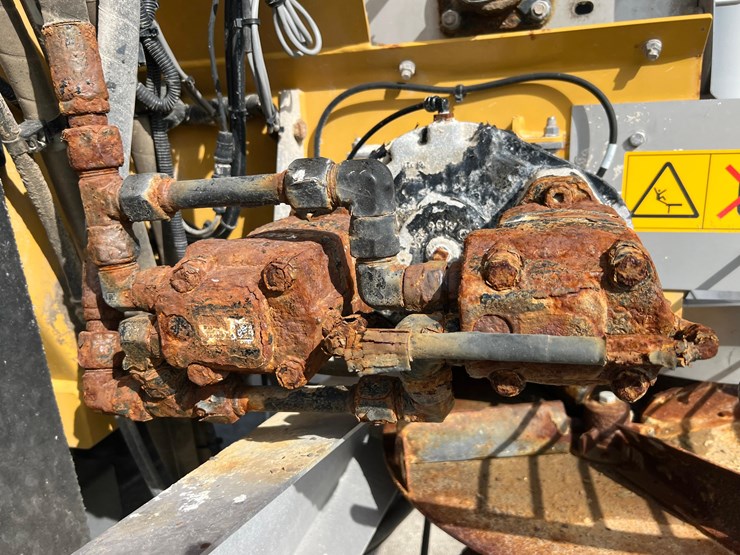 2019-terragator-7300-spinner-truck-image-52