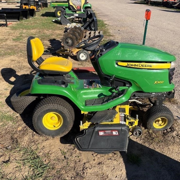 JOHN DEERE X300