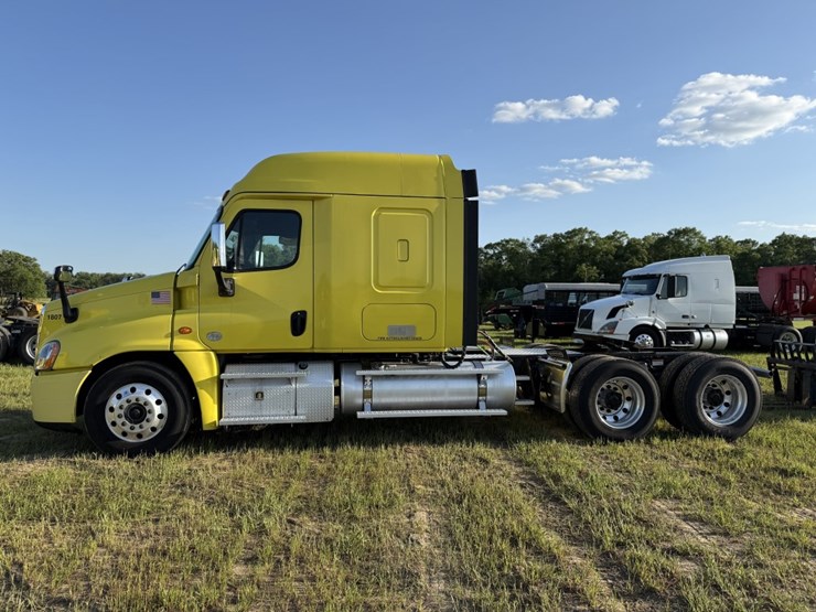 #2881-•-2018-freightliner-ca125slp-mid-roof-sleeper-truck-image-1