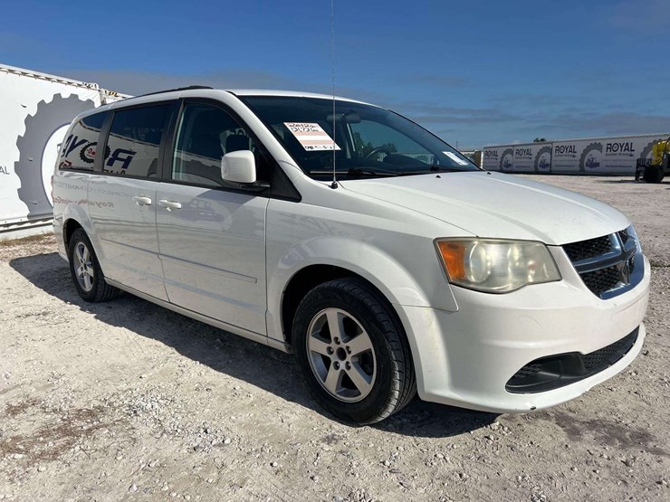 2012-dodge-grand-caravan-sxt-image-2