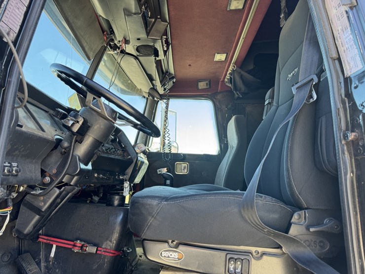 #4617-•-1995-volvo-sleeper-truck-image-8