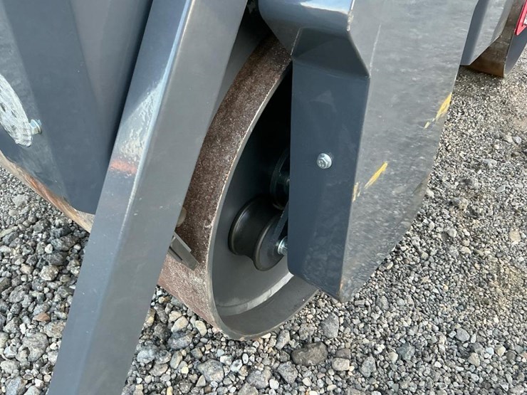 #1250-•-unused-future-ft1000-ride-on-roller-image-11