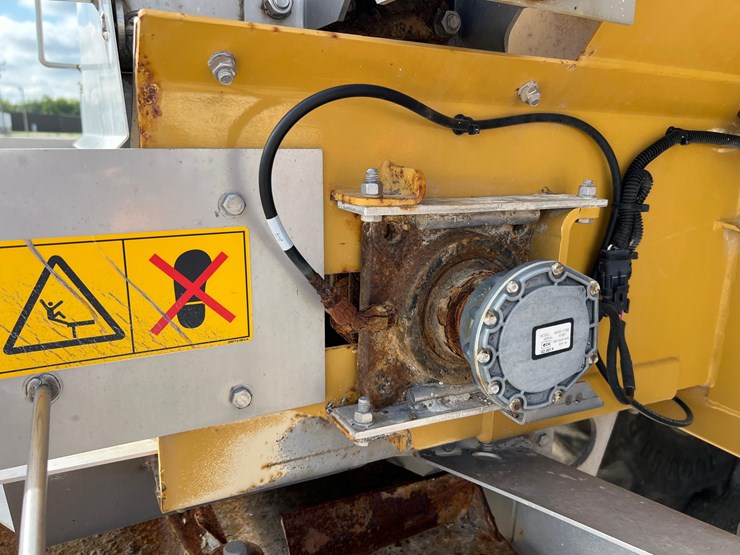 2019-terragator-7300-spinner-truck-image-49