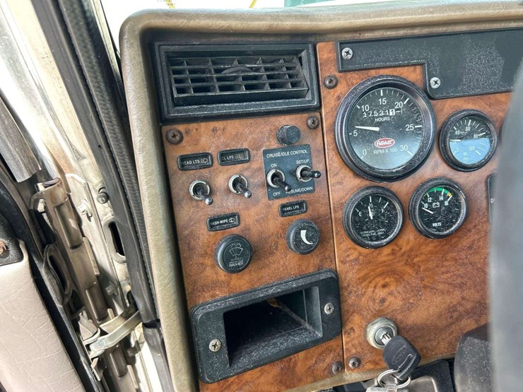 2009-peterbilt-335-image-17