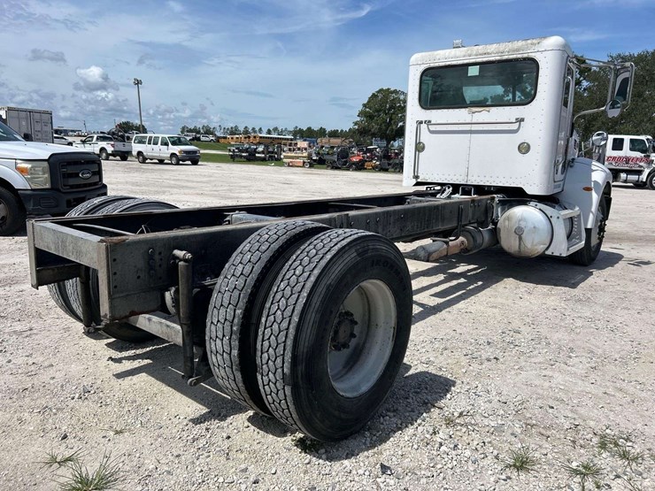 2009-peterbilt-335-image-3