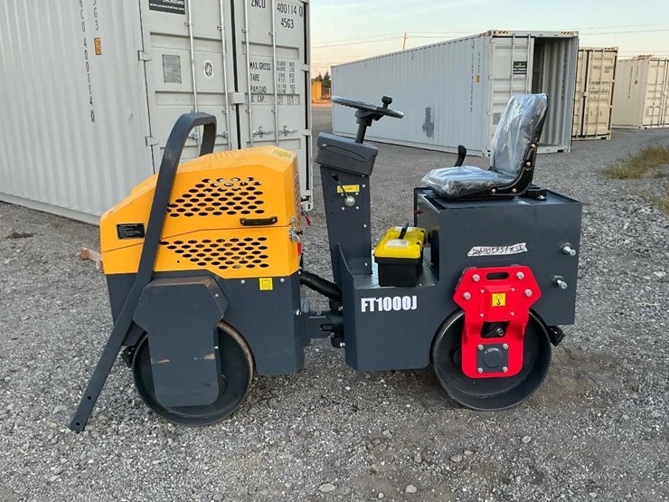 #1250-•-unused-future-ft1000-ride-on-roller-image-2