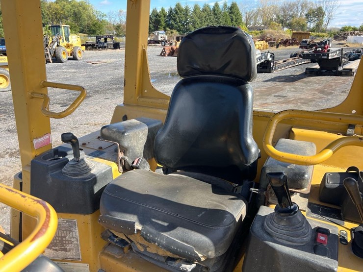 2003-caterpillar-d3g-xl-image-33