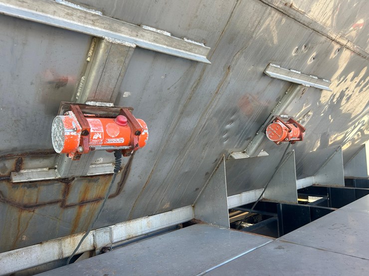 2011-mack-tender-truck-w/adams-rear-discharge-bed-auger-image-37