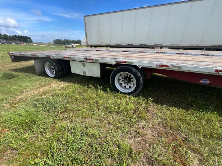 2006-utility-53'-image-3