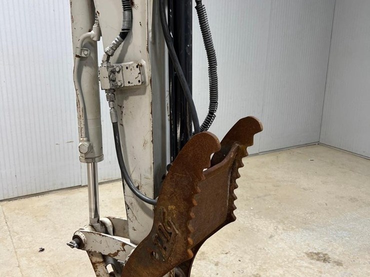 takeuchi-tb240-image-12