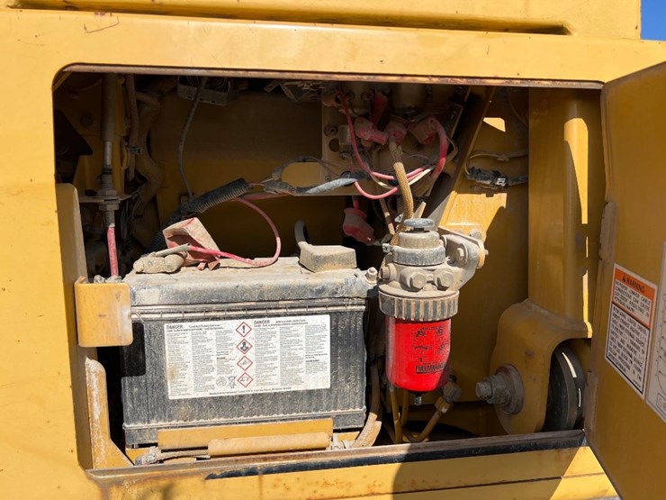 2003-caterpillar-d3g-xl-image-30