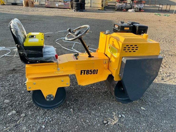 #1251-•-unused-future-ft850-ride-on-roller-image-6