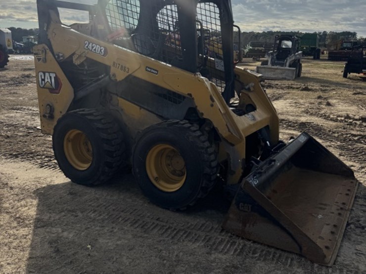 2022-caterpillar-242d3-image-2