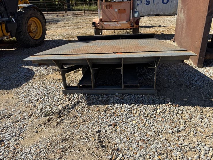 #4703-•-load-dock-leveler-image-2