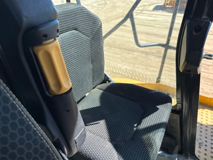 2019-caterpillar-740-gc-image-32