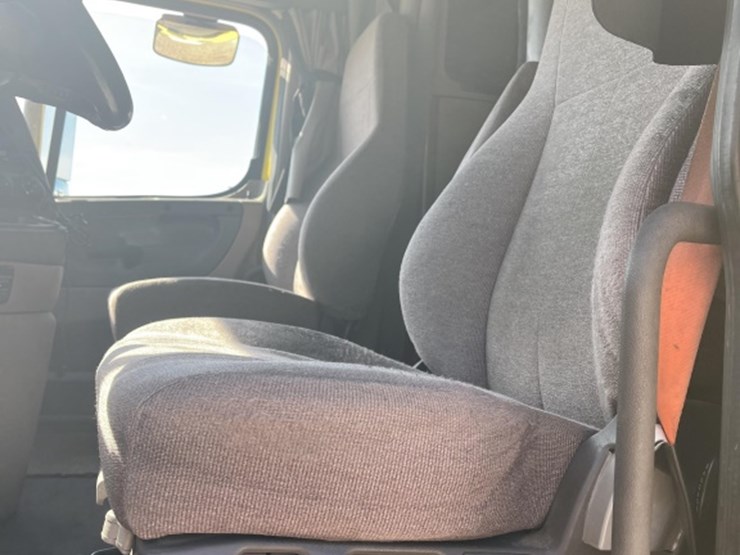 #2881-•-2018-freightliner-ca125slp-mid-roof-sleeper-truck-image-21