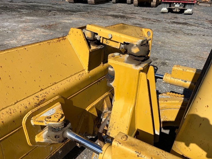 2003-caterpillar-d3g-xl-image-26