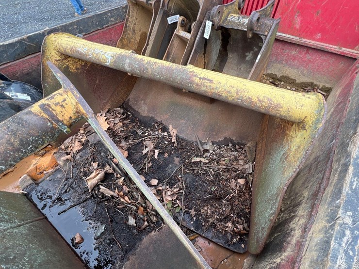 60"-excavator-bucket-image-1