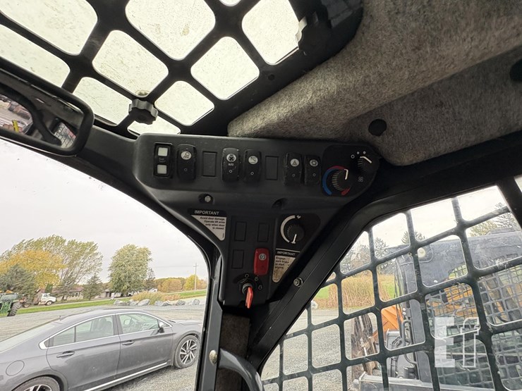 2015-deere-326e-image-14