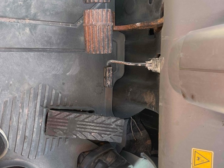 2020-caterpillar-416-image-38