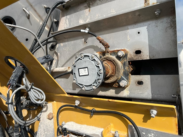 2019-terragator-7300-spinner-truck-image-53