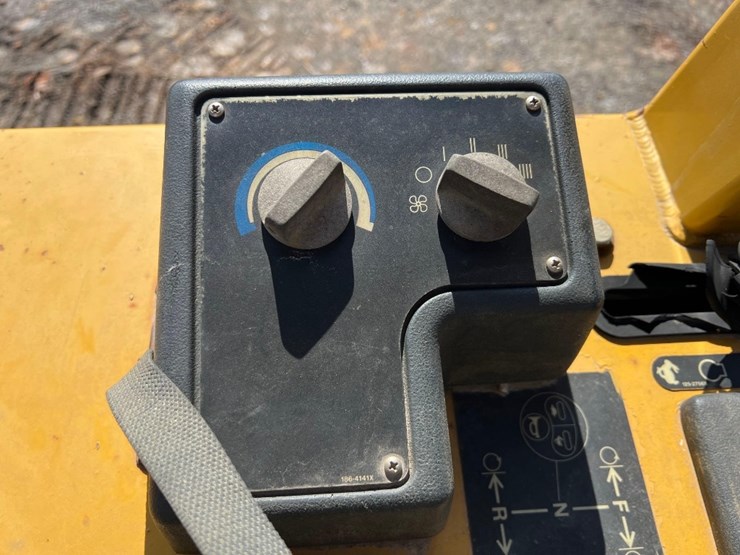 2003-caterpillar-d3g-xl-image-36