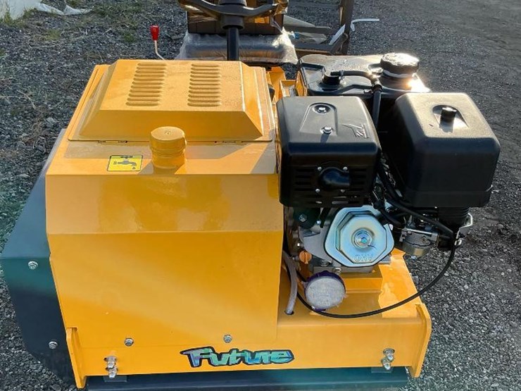 #1251-•-unused-future-ft850-ride-on-roller-image-8